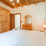 4 Bedroom Awesome In بيت للعطل